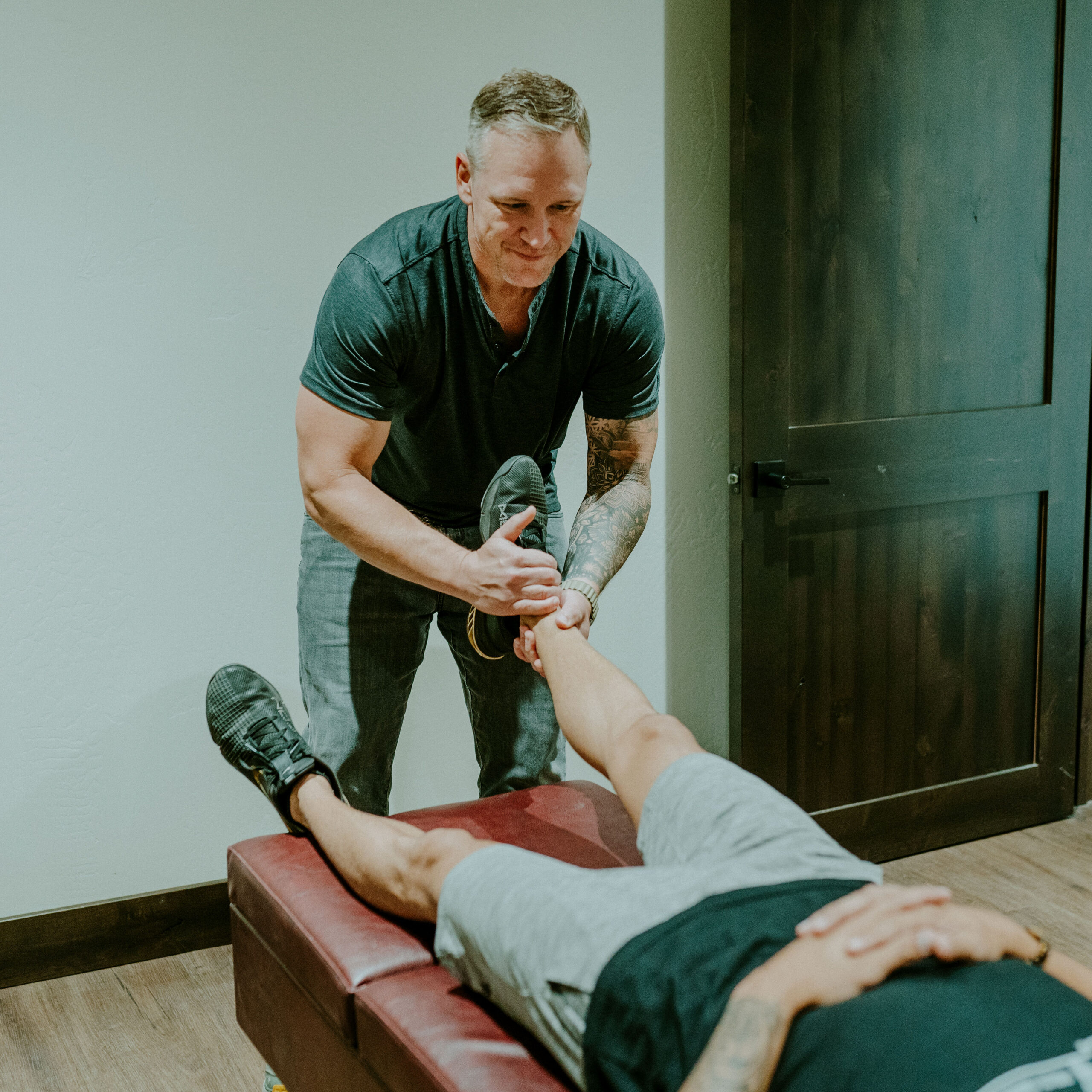 Lower extremity chiropractic adjustment at Windy Ridge Chiropractic